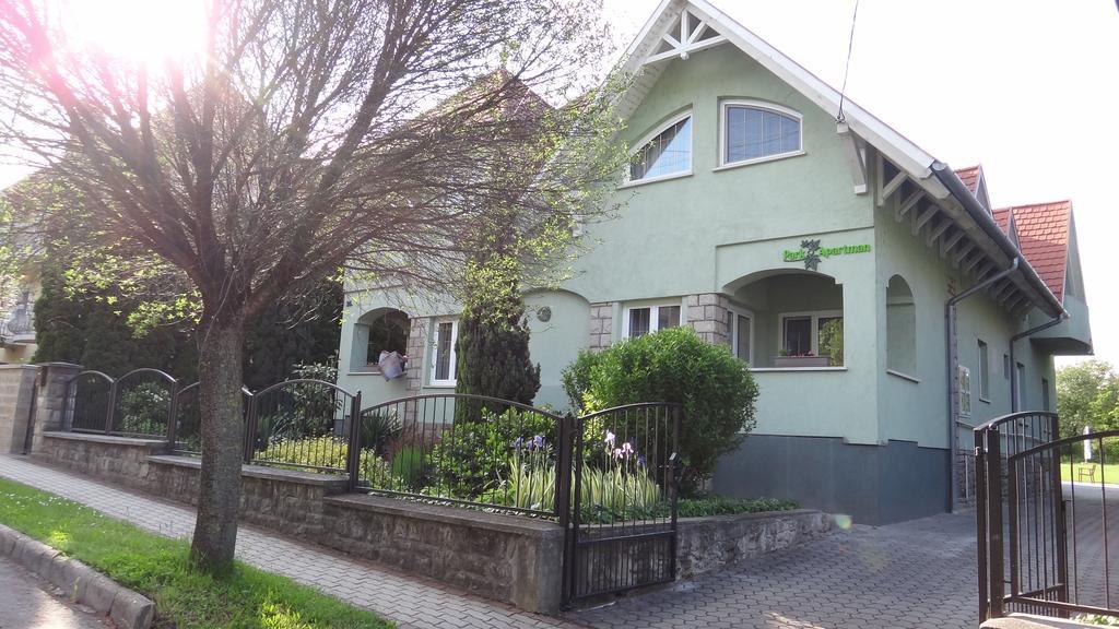 Park Apartman Heviz Exterior photo